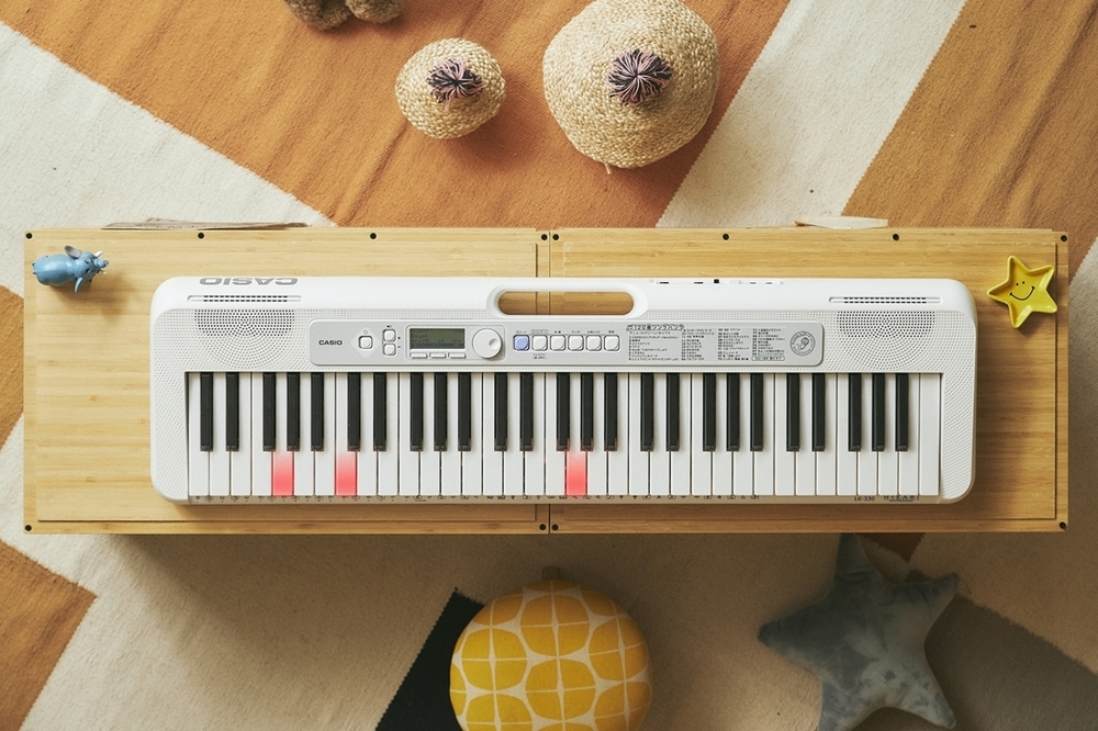 【プレゼントあり】脳の活性化にもつながる！　初めての子でもすぐに演奏できる、光ナビゲーションキーボード【編集部の「これ、気になる！」  Vol.31】