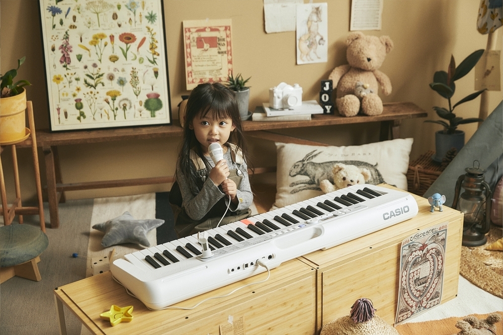 【プレゼントあり】脳の活性化にもつながる！　初めての子でもすぐに演奏できる、光ナビゲーションキーボード【編集部の「これ、気になる！」  Vol.31】