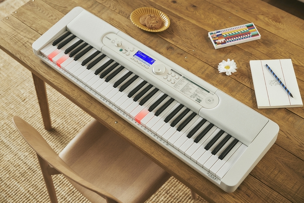 【プレゼントあり】脳の活性化にもつながる！　初めての子でもすぐに演奏できる、光ナビゲーションキーボード【編集部の「これ、気になる！」  Vol.31】