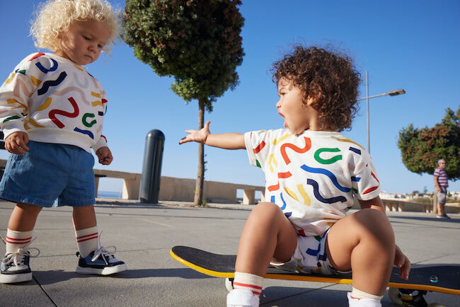 カラフルで遊び心に溢れる「プチバトー」から、スペシャルなコラボベビーシューズが登場！【編集部の「これ、気になる！」  Vol.48】