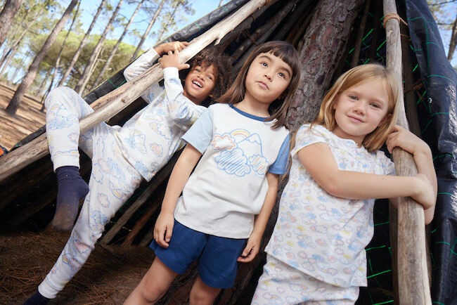 カラフルで遊び心に溢れる「プチバトー」から、スペシャルなコラボベビーシューズが登場！【編集部の「これ、気になる！」  Vol.48】