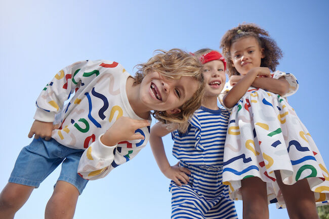 カラフルで遊び心に溢れる「プチバトー」から、スペシャルなコラボベビーシューズが登場！【編集部の「これ、気になる！」  Vol.48】