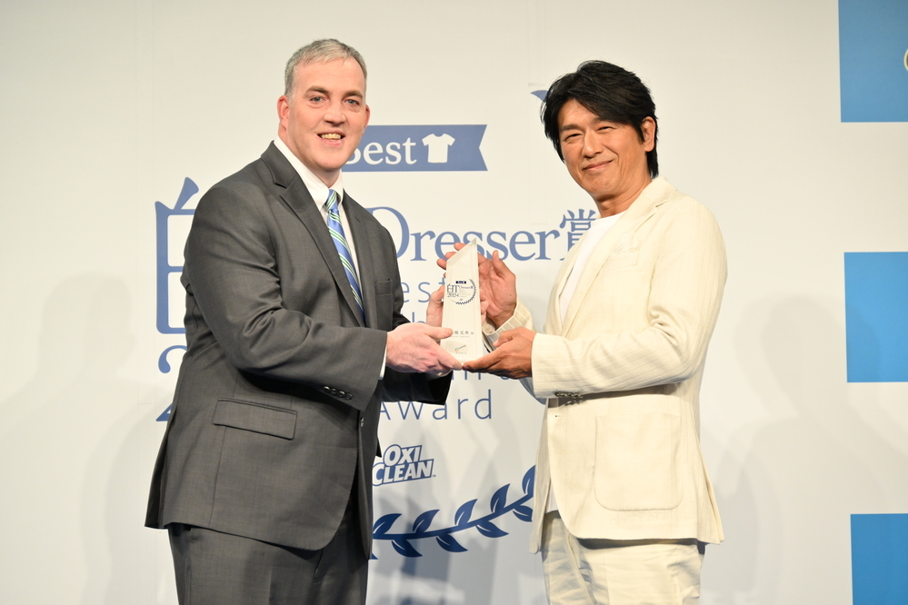 今一番真っ白なTシャツが似合うのは？『Best 白T Dresser賞』に高橋克典さん、ゆうちゃみさんが決定！ オキシの新商品も