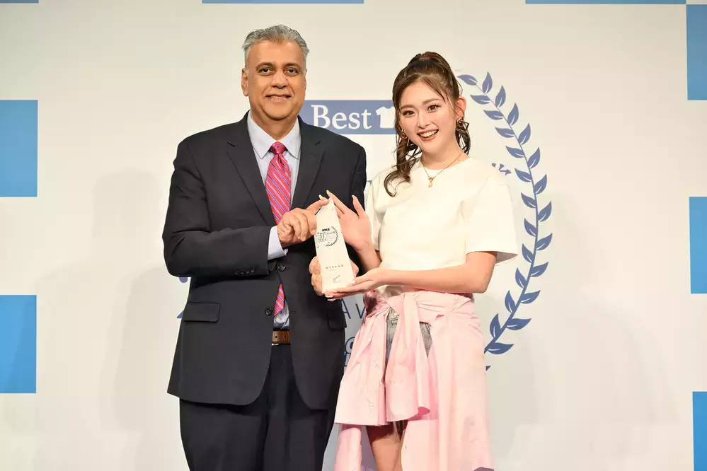 今一番真っ白なTシャツが似合うのは？『Best 白T Dresser賞』に高橋克典さん、ゆうちゃみさんが決定！ オキシの新商品も