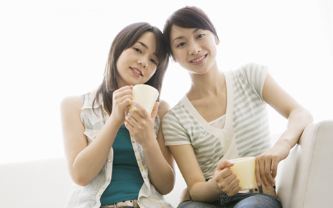 歳を取るごとに友達が減っていく？ 大人の女性の2人に1人が「友達ができにくい」と実感