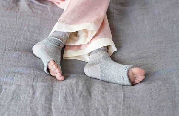 就寝時の基本は「頭寒足熱」 足冷えに役立つ靴下メーカーのイチ押しアイテム