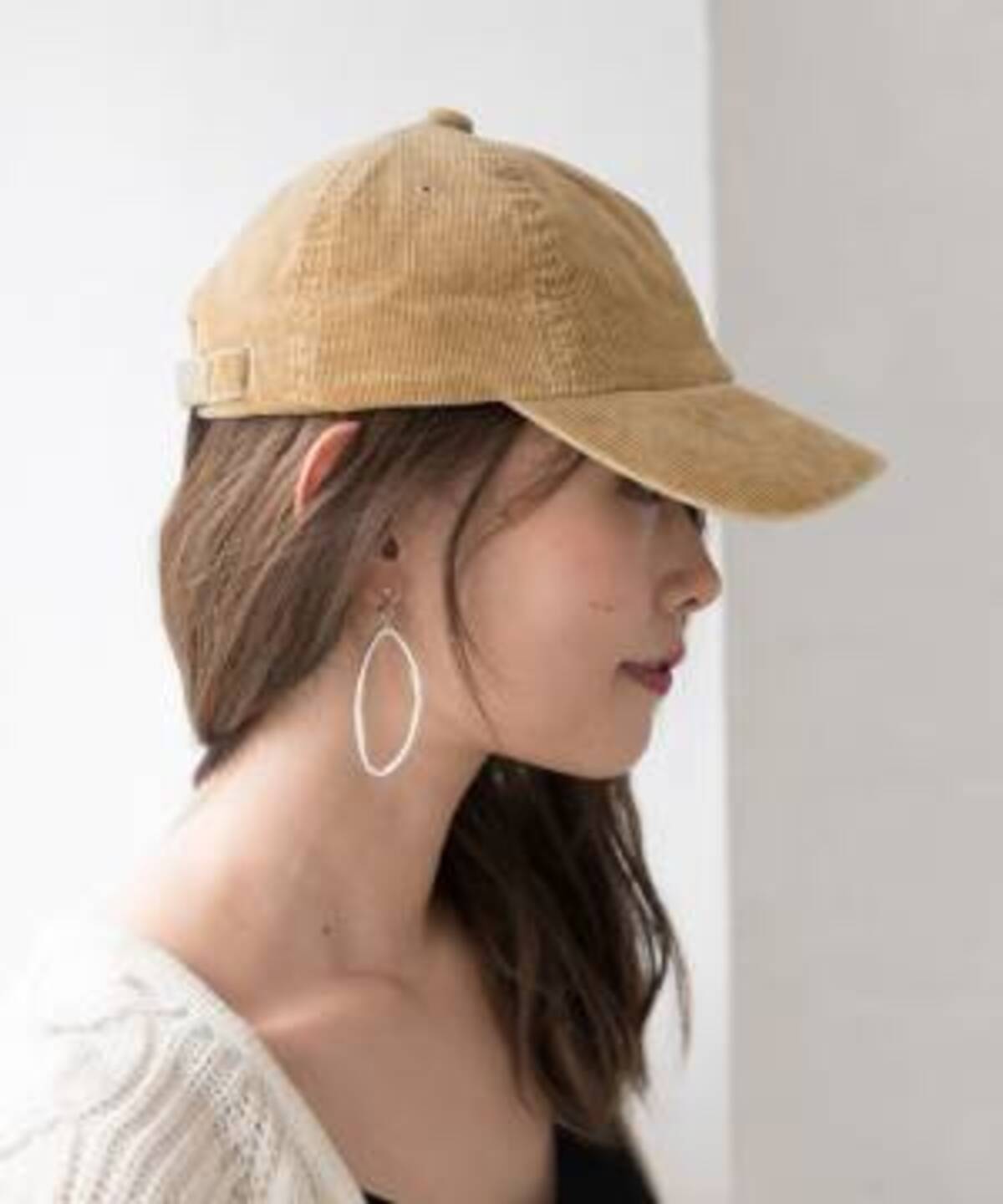 キャップをかぶるとカジュアルすぎる 秋 きれいめに使いこなすには 18年11月17日 ウーマンエキサイト 1 4 キャップをかぶるとカジュアルすぎる 秋 きれいめに使いこなすには 18年11月17日 ウーマンエキサイト 1 4