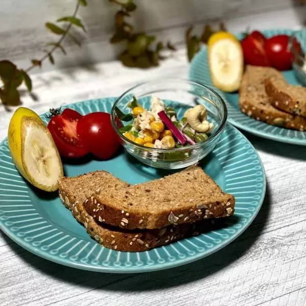 コストコの21穀物入りのオーガニックパンをお皿に盛った写真