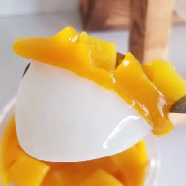 セブンイレブンのマンゴー&杏仁をスプーンですくっている写真