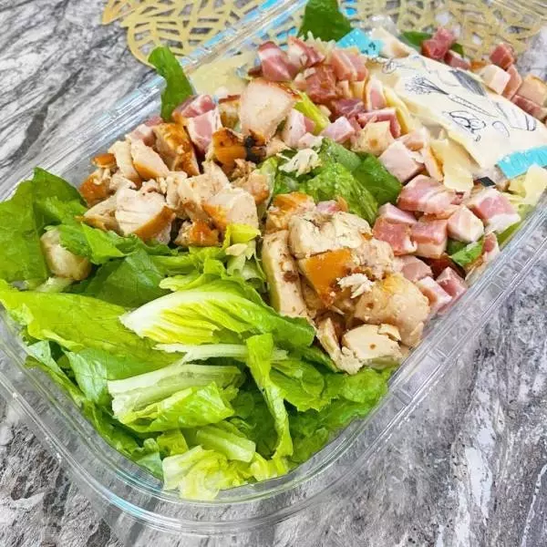 コストコのチキン&ベーコンシーザーサラダの写真
