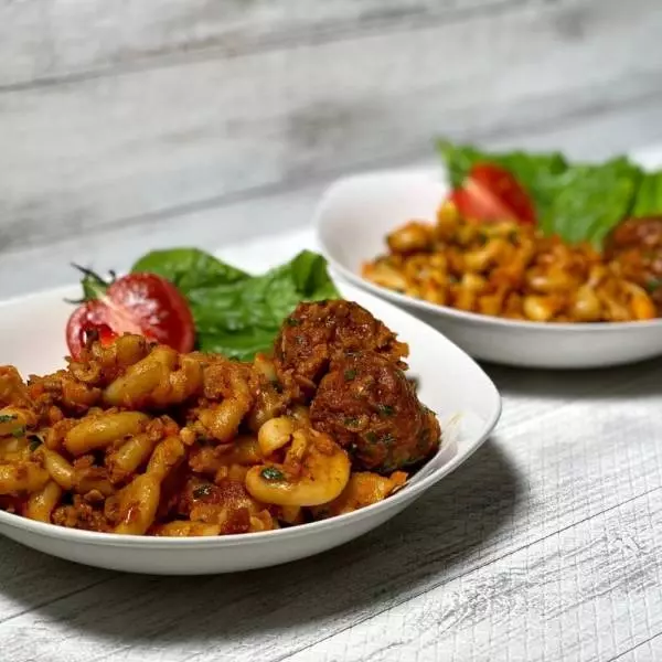 コストコのポークミートボールトロットルをお皿に盛っている写真