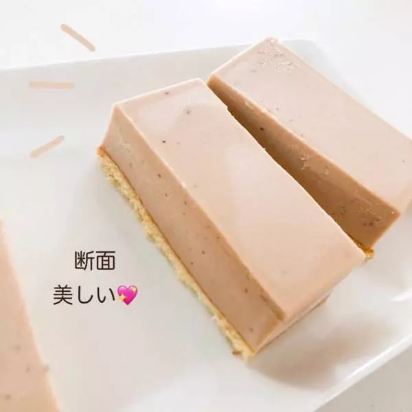 業務スーパーのモンブランムースケーキをカットした写真