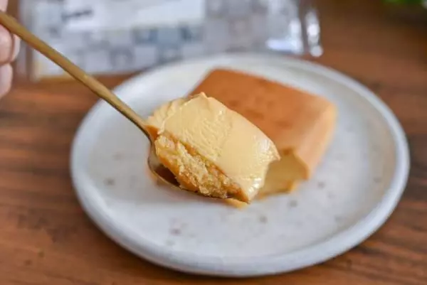 セブンイレブンの濃厚卵のレトロプリンをスプーンですくっているところ