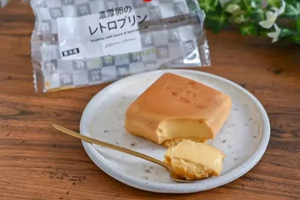 セブンイレブンの濃厚卵のレトロプリンとスプーンですくったプリン