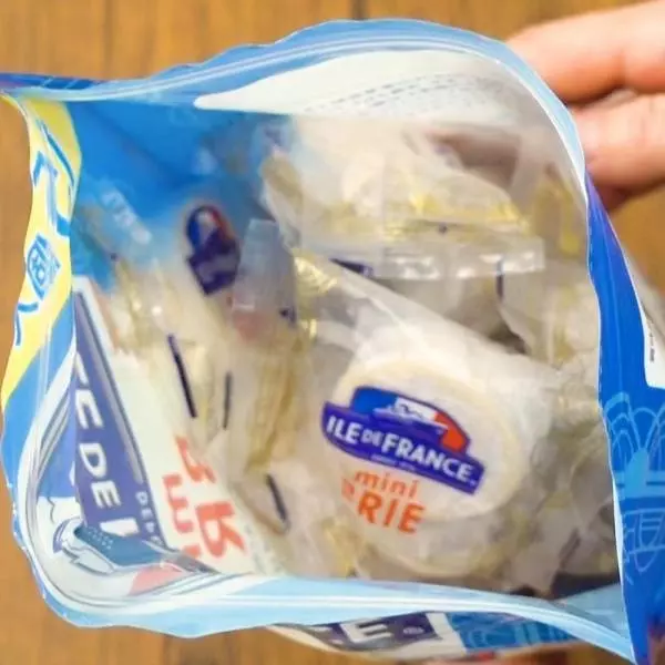 コストコのミニブリーチーズの袋を開けた写真