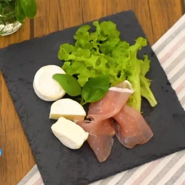 コストコのミニブリーチーズを盛り付けている写真