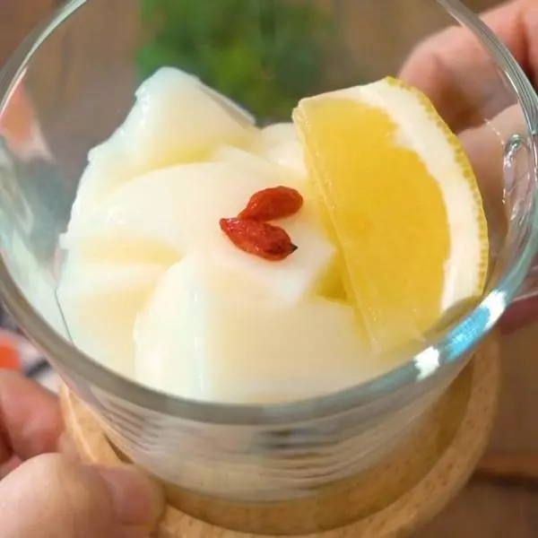 業務スーパーの杏仁豆腐をカップに盛りつけた写真