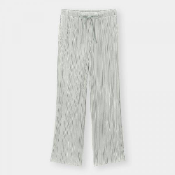 「おしゃれに魅せちゃお♡」GUの“体型カバーアイテム”で薄着の季節も安心！