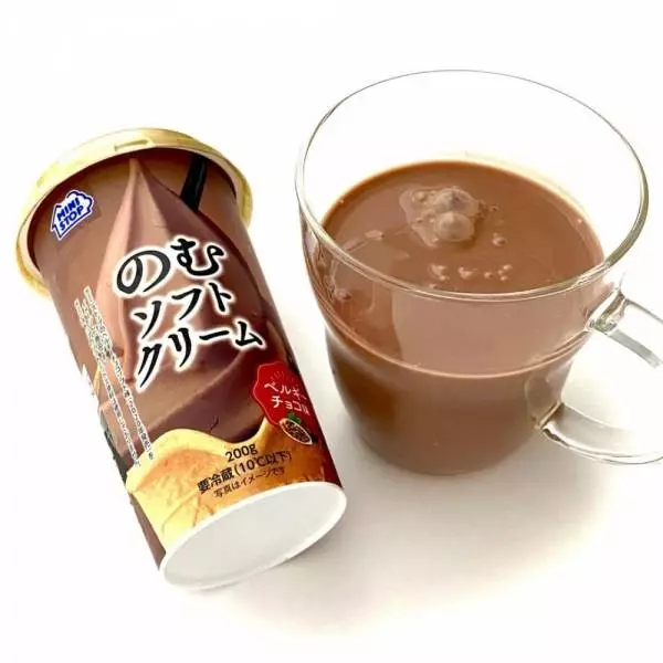 ミニストップののむソフトクリームベルギーチョコをカップに注いだ写真