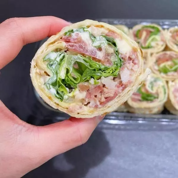 コストコのハイローラーを1個手に持っている写真