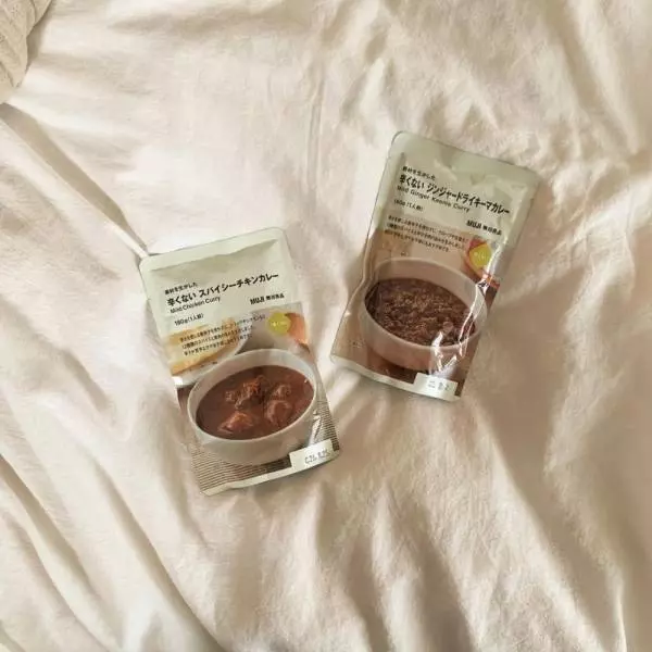 無印良日の辛くないジンジャードライキーマカレーとスパイシーチキンカレーのパッケージ