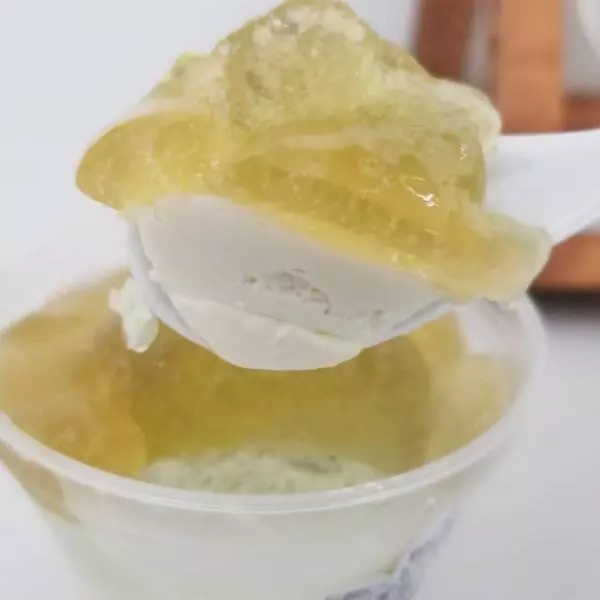 とろける濃厚生杏仁豆腐シャインマスカットソース使用