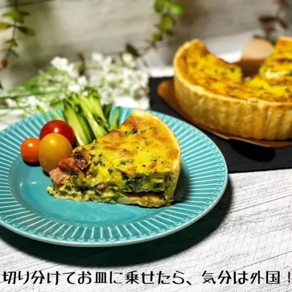コストコのキッシュロレーヌをお皿に盛っている写真