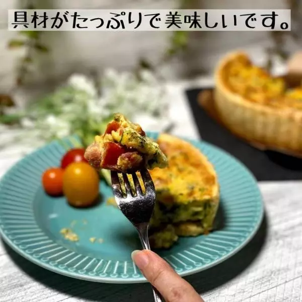 コストコのキッシュロレーヌをフォークでとっている写真