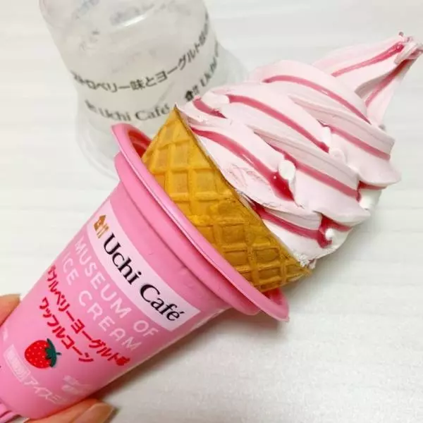 ダブルベリーヨーグルト味ワッフルコーン