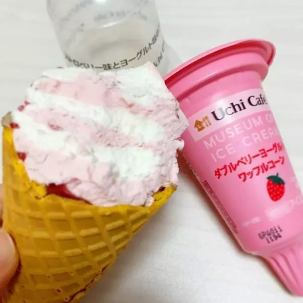 ダブルベリーヨーグルト味ワッフルコーン