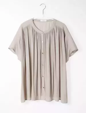 「このかわいさでこの値段！」ハニーズの“褒められブラウス”がかなり使える！