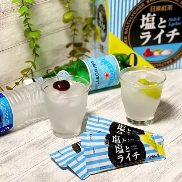 コストコの日東紅茶塩とライチをコップにいれた写真