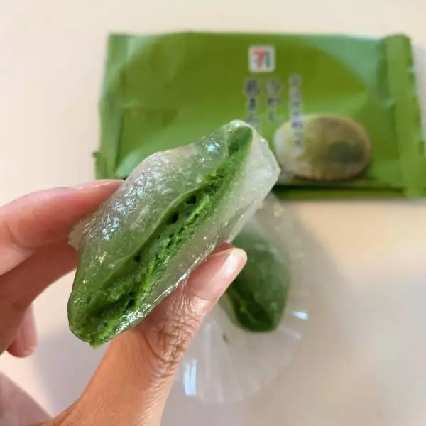 セブンイレブンの宇治抹茶餡入り冷やし葛まんじゅうの断面