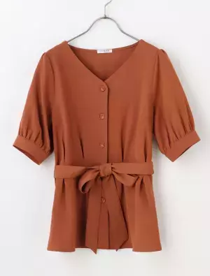 「これプチプラのクオリティ…！？」衝撃！ハニーズの“褒められブラウス”がかわいすぎる！