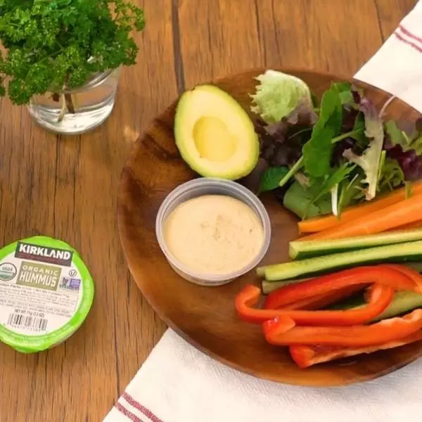 コストコのオーガニックフムスとスティックサラダ