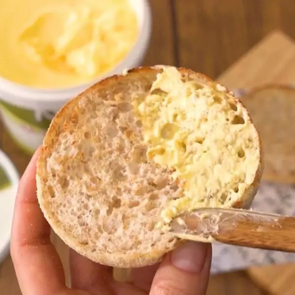 バター風味オリーブオイルスプレッド