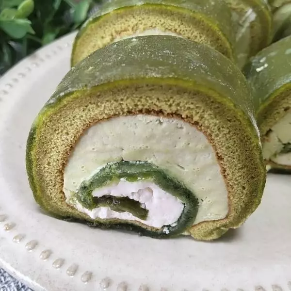 お抹茶もちもちもち食感ロールお抹茶わらび餅