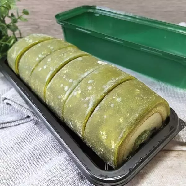 お抹茶もちもちもち食感ロールお抹茶わらび餅