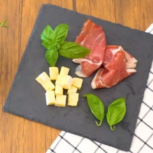 コストコのヴィンテージリザーブチェダーチーズと生ハムの写真