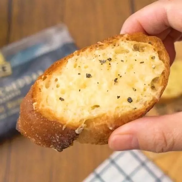 コストコのヴィンテージリザーブチェダーチーズを乗せて焼いたパンの写真