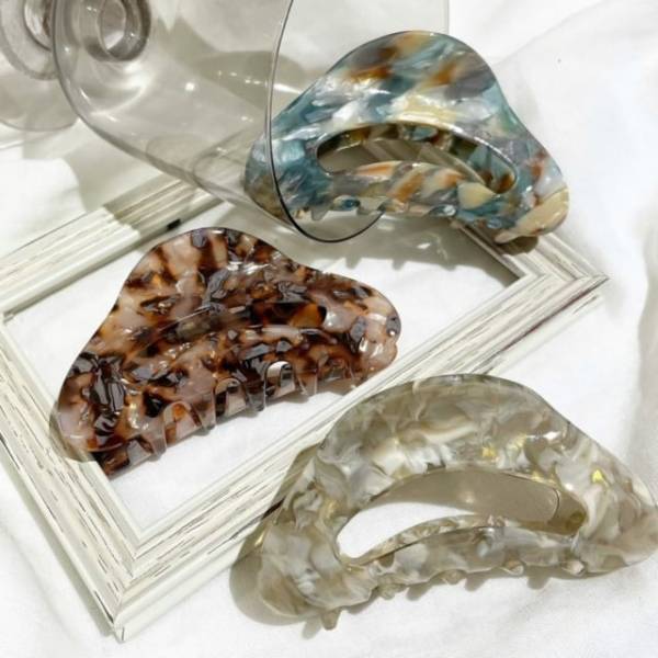 「トレンドの柄もプチプラで手に入れて♡」スリコの”最強ヘアアクセ”4選