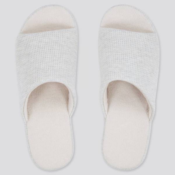 「最初からユニクロで買えばよかった…！」コスパ最強＆高見えな”ルームシューズ”は隠れた名品！