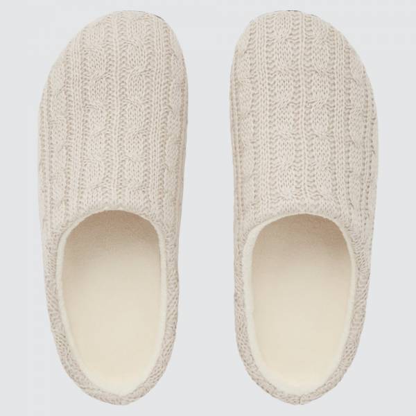 「最初からユニクロで買えばよかった…！」コスパ最強＆高見えな”ルームシューズ”は隠れた名品！