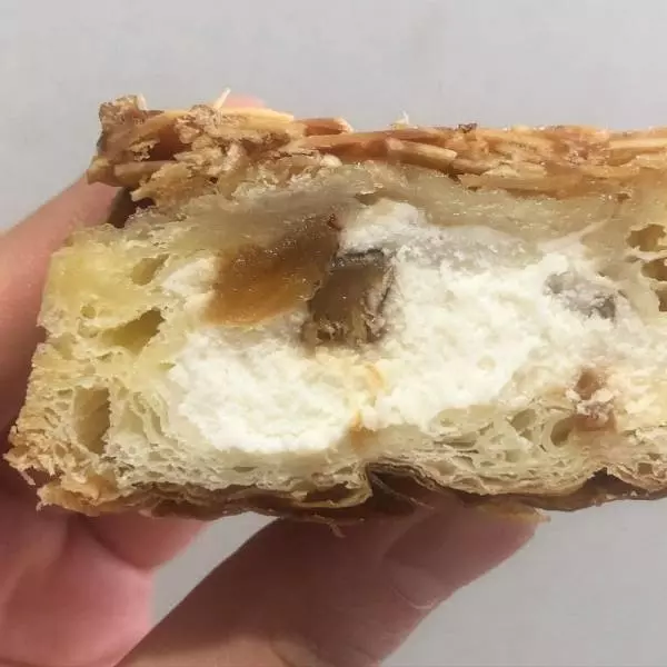 ローソンのクイニーアマンいちじく＆チーズクリームの断面