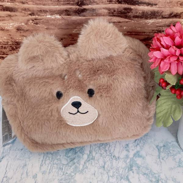 「モコモコアニマルに癒される♡」ダイソーで話題の“秋冬ポーチ”がかわいすぎ問題！