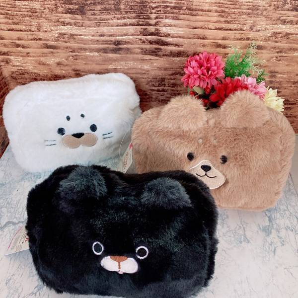 「モコモコアニマルに癒される♡」ダイソーで話題の“秋冬ポーチ”がかわいすぎ問題！