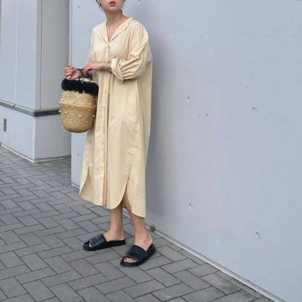 ユニクロのコットンギャザーロングシャツワンピースを着ている女性