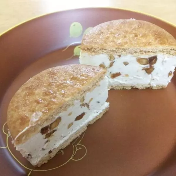 ファミリーマートのバタービスケットサンドキャラメルナッツの断面