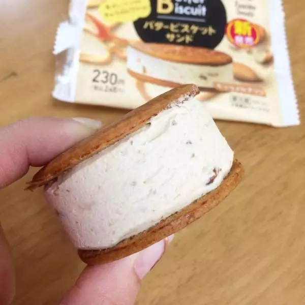 ファミリーマートのバタービスケットサンドキャラメルナッツ