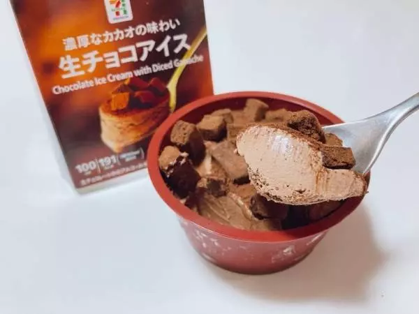 セブンイレブンの生チョコアイスをスプーンですくっている写真